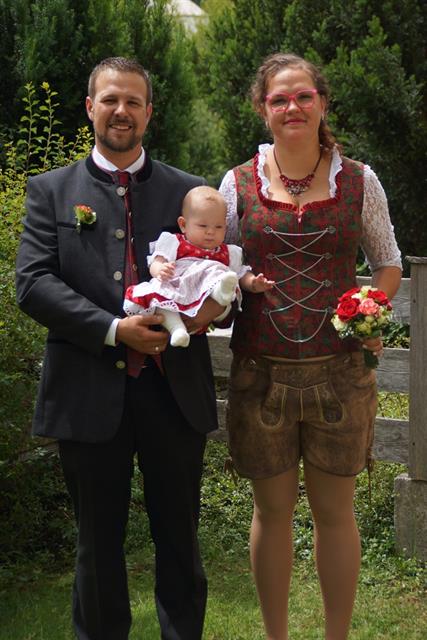 Maike Kalubbe und Jürgen Essle mit Tochter Sophie am 01. Juli 2017
