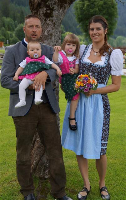 Sonja und Johann Kammermaier mit den Töchtern Anna und Afra am 09. Juni 2018