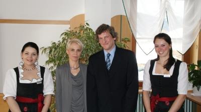 Michaela Mate und Thomas Bittner mit den Trauzeugen am 02. Februar 2011